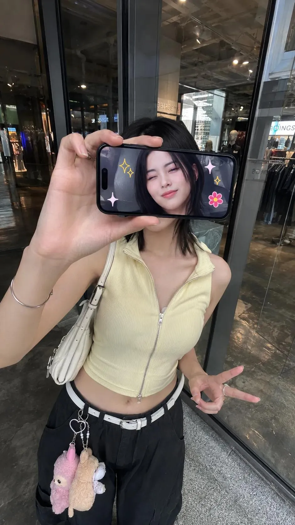 超现实iPhone镜像反射肖像：如何用AI生成真实感街拍人像