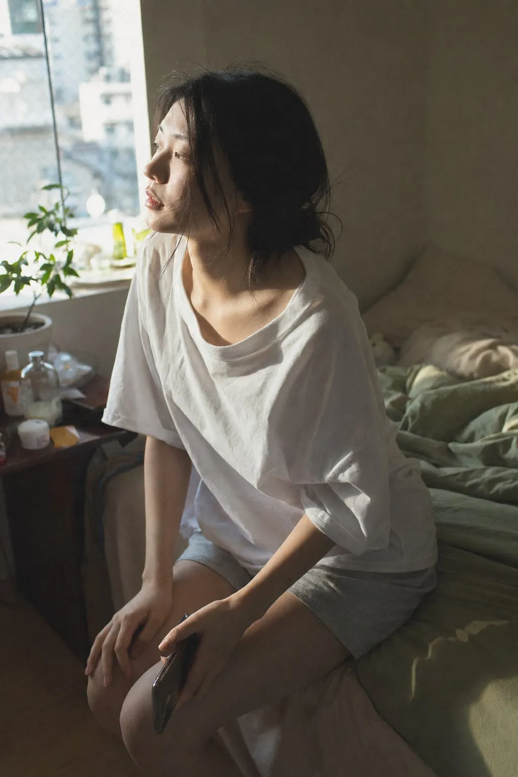 如何用AI生成一张温馨的日本早晨卧室肖像画