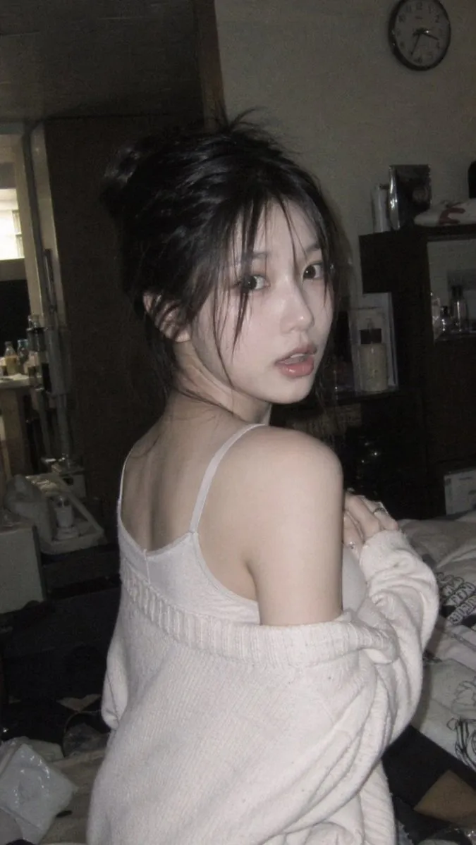 如何用AI生成韩国偶像的抓拍CCD照片：营造亲密瞬间的写实摄影SOP
