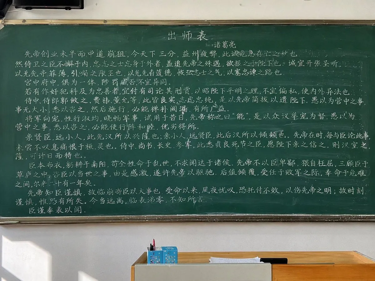 如何用AI生成T-800机器人产品展示图：三视图与详情页设计