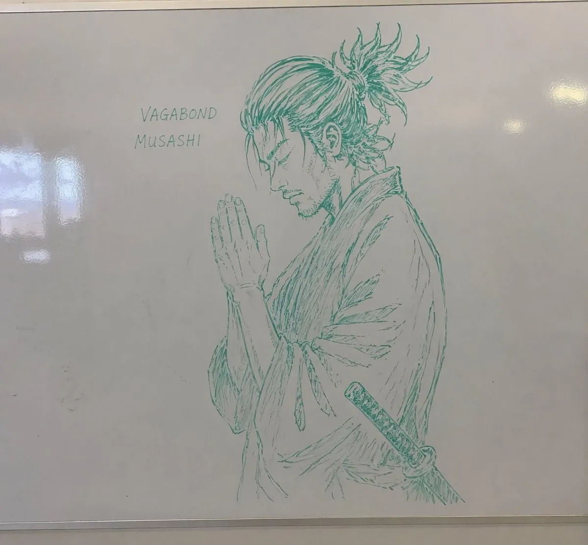 如何用AI生成写实白板上的武士速写：打造教室风格的日式插画