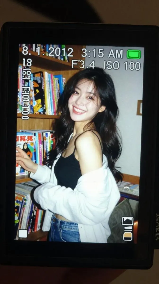 如何用AI生成怀旧数码相机LCD屏幕肖像：复古CCD质感与千禧年美学